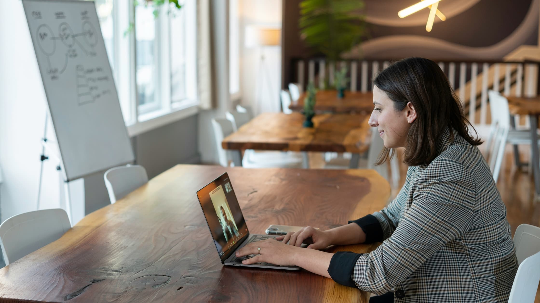 AI vs virtual email assistant: Which is right for you?